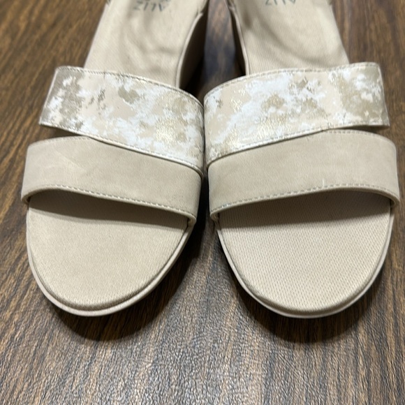 Naturalizer Women's Theron Beige/ Gold Wedge Sandals, Size 9 - Picture 10 of 13